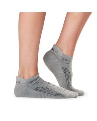 TAVI NOIR Kai Fashion Crew Grip Socks for Barre, Pilates, and Yoga, Classic  White, Medium : : Clothing, Shoes & Accessories